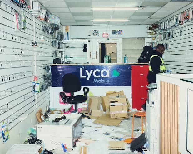 Boutique de téléphonie saccagée, cartons et présentoirs renversés