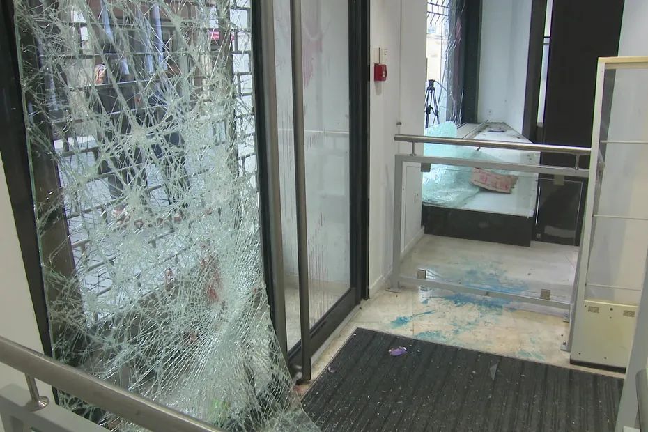 La porte vitrée brisée du magasin