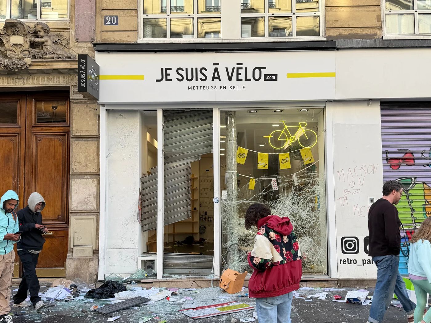 La vitrine brisée de la boutique Je Suis à Vélo
